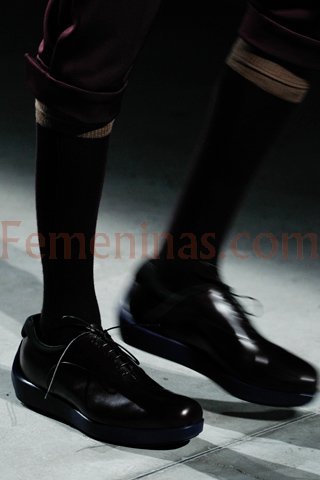 Zapatos masculinos con cordones en cuero negro y ancha suela